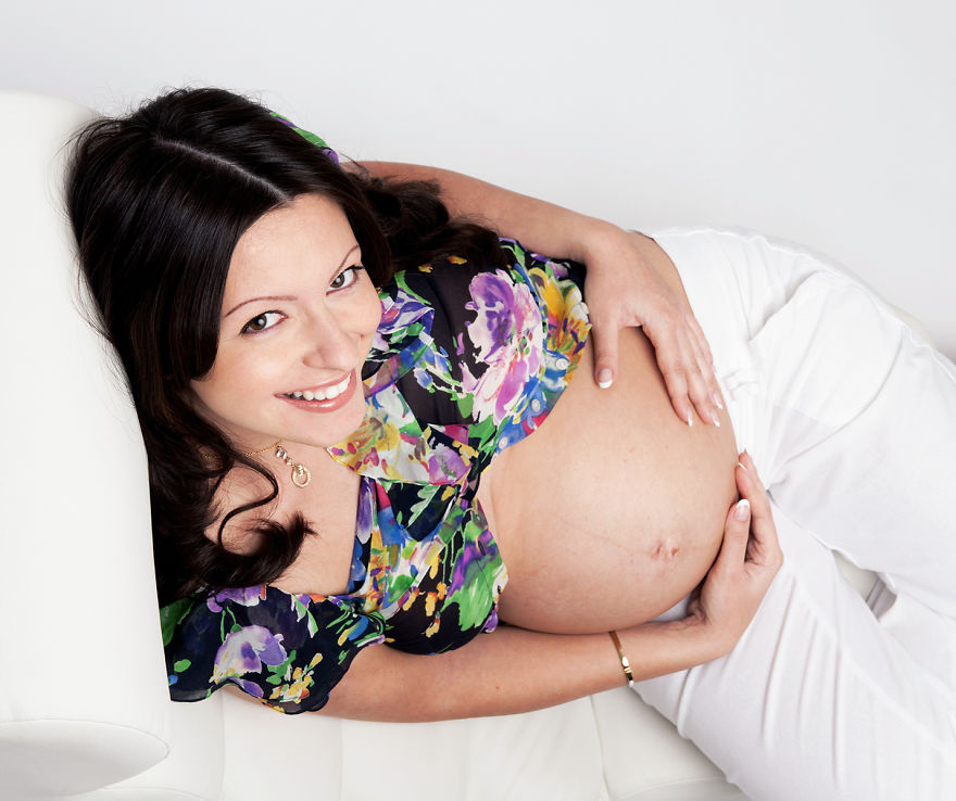 Retratos de maternidade felizes com ângulos incomuns | Foto: Nemi Miller