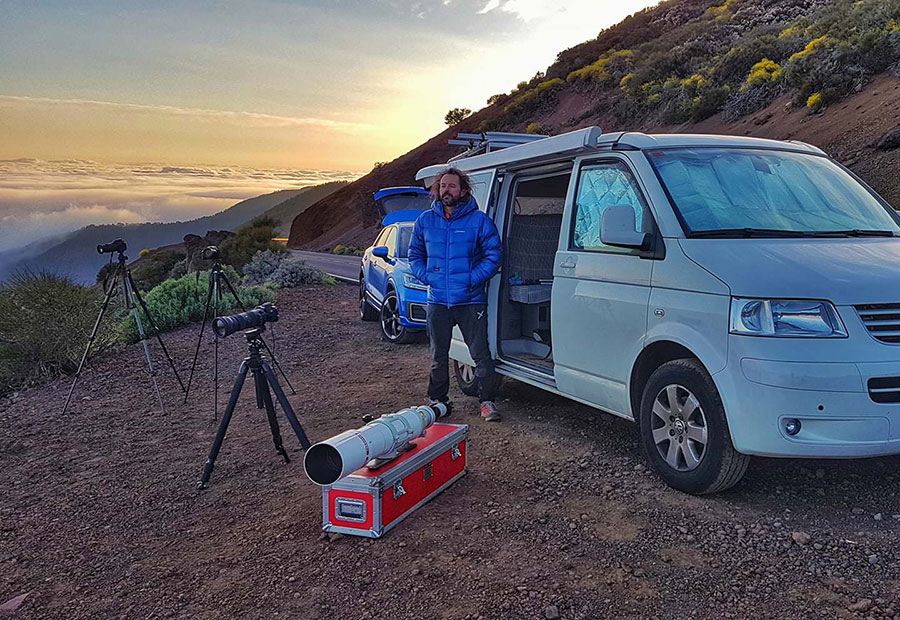 Fotógrafo usa telescópio para criar vídeo impressionante da Lua se pondo