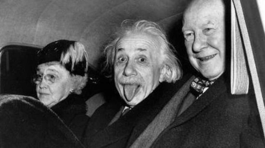 história por trás da foto - Albert Einstein mostrando a língua