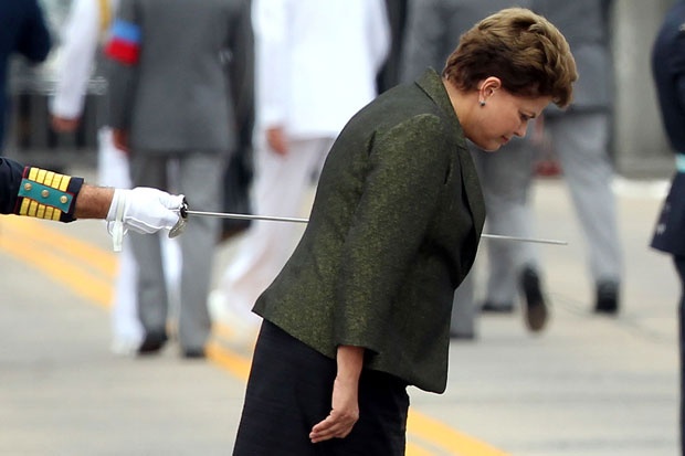 foto "touché" em Dilma Rousseff - espada atravessada na ex-presidente