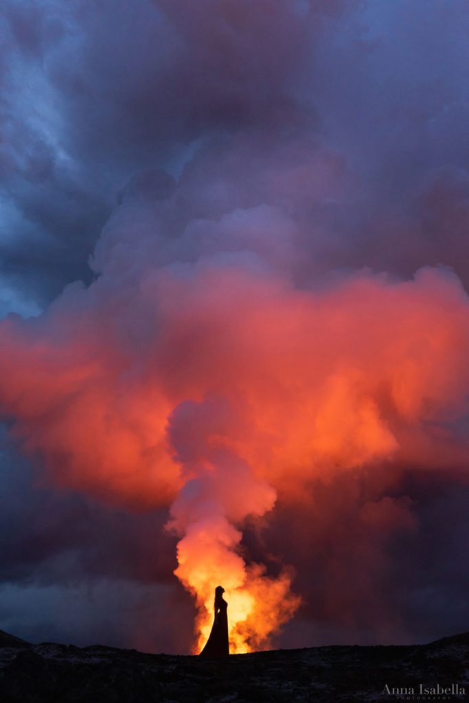 Fotógrafa faz autorretratos em frente a vulcão em erupção