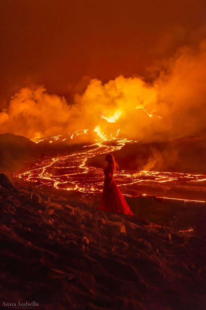 Fotógrafa faz autorretratos em frente a vulcão em erupção