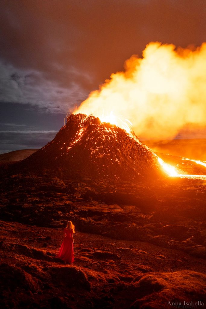 Fotógrafa faz autorretratos em frente a vulcão em erupção