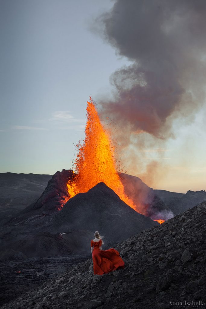 Fotógrafa faz autorretratos em frente a vulcão em erupção