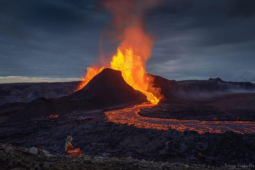 Fotógrafa faz autorretratos em frente a vulcão em erupção