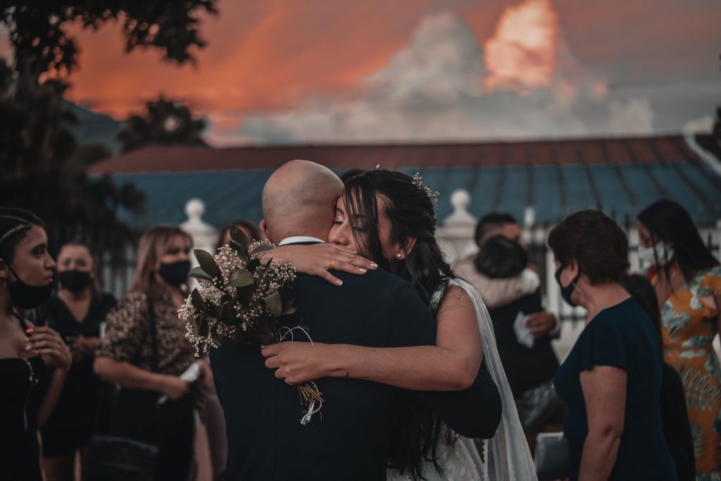 Fotógrafa exclui fotos de casamento na frente do noivo após ser proibida de comer e beber água