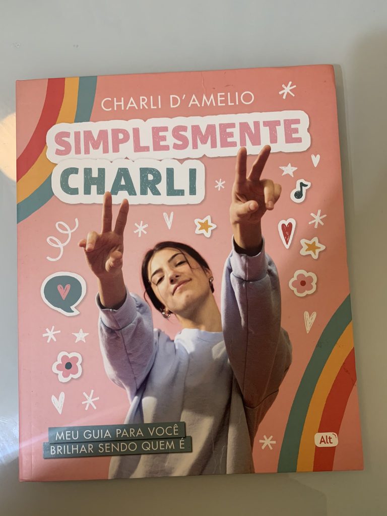 Fotógrafo diz que Charli D'Amelio, famosa TikToker, roubou suas fotos para usar em livro "Simplemente Charli"