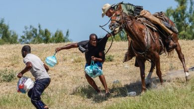 Fotos de agentes de fronteira "chicoteando" migrantes haitianos foram mal interpretadas, diz fotógrafo