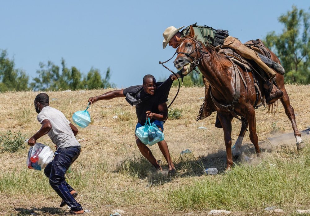 Fotos de agentes de fronteira "chicoteando" migrantes haitianos foram mal interpretadas, diz fotógrafo