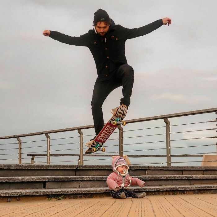 Fotógrafo cuida de bebê e faz montagens engraçadas para tranquilizar a mãe 