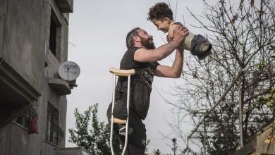 Foto emocionante do pai segurando o filho vence concurso internacional de fotografia