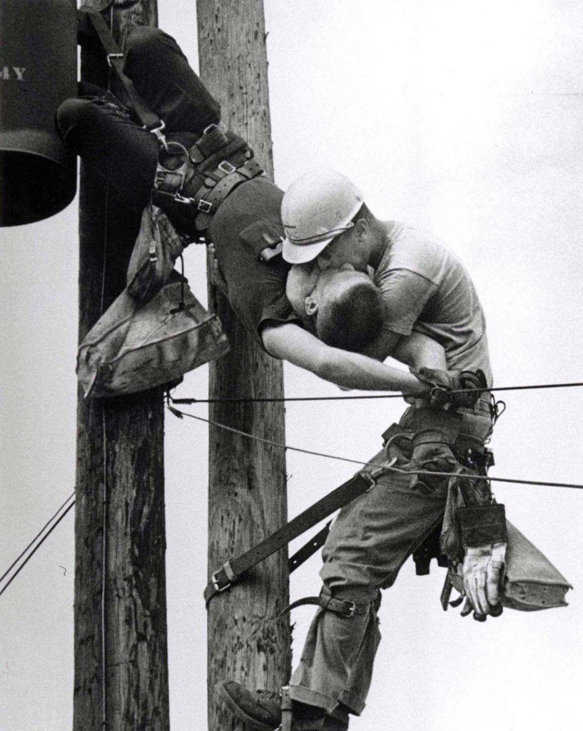 A história por trás da foto "Beijo da Vida"