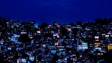 A imagem "Lua na Rocinha", do fotógrafo Paulo Camarão, da cidade do Rio de Janeiro/RJ, foi eleita a Foto do Dia.