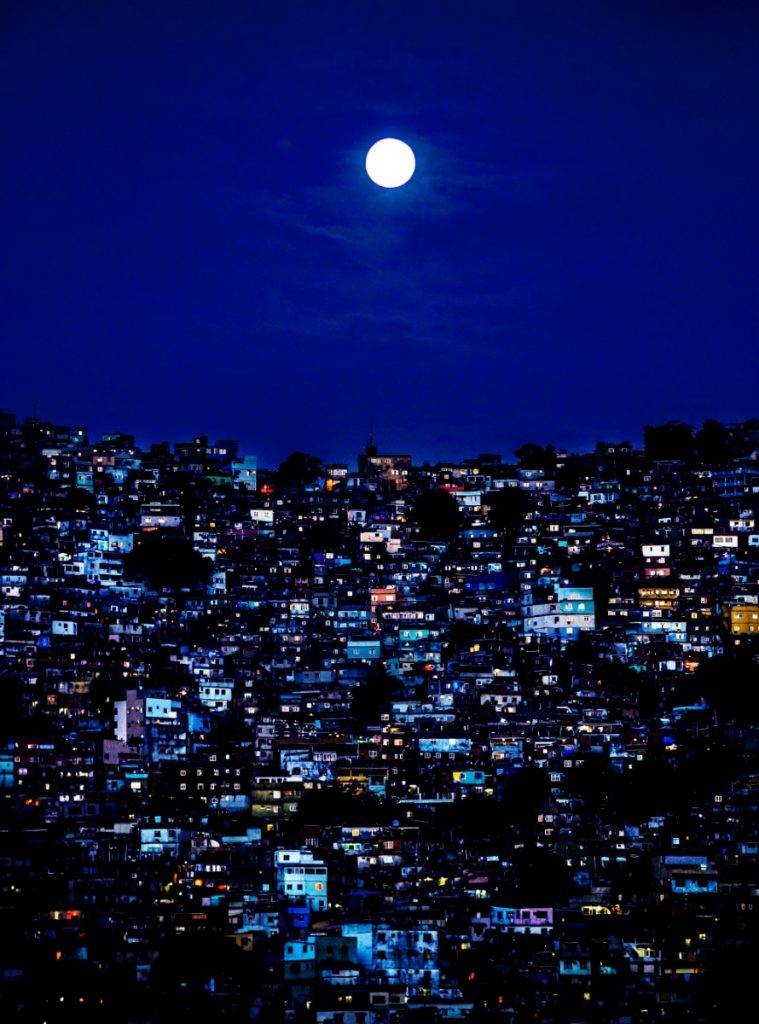 A imagem "Lua na Rocinha", do fotógrafo Paulo Camarão, da cidade do Rio de Janeiro/RJ, foi eleita a Foto do Dia.