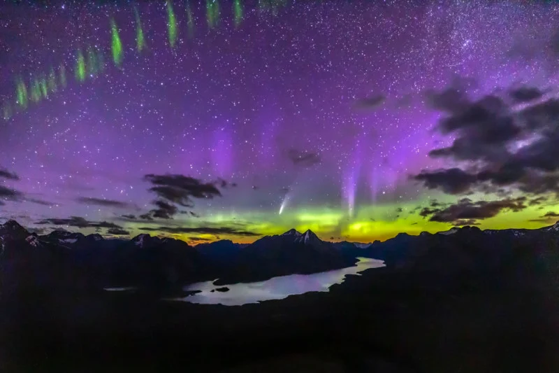 Fotógrafo captura na mesma imagem um cometa, a Aurora Boreal e a Via Láctea