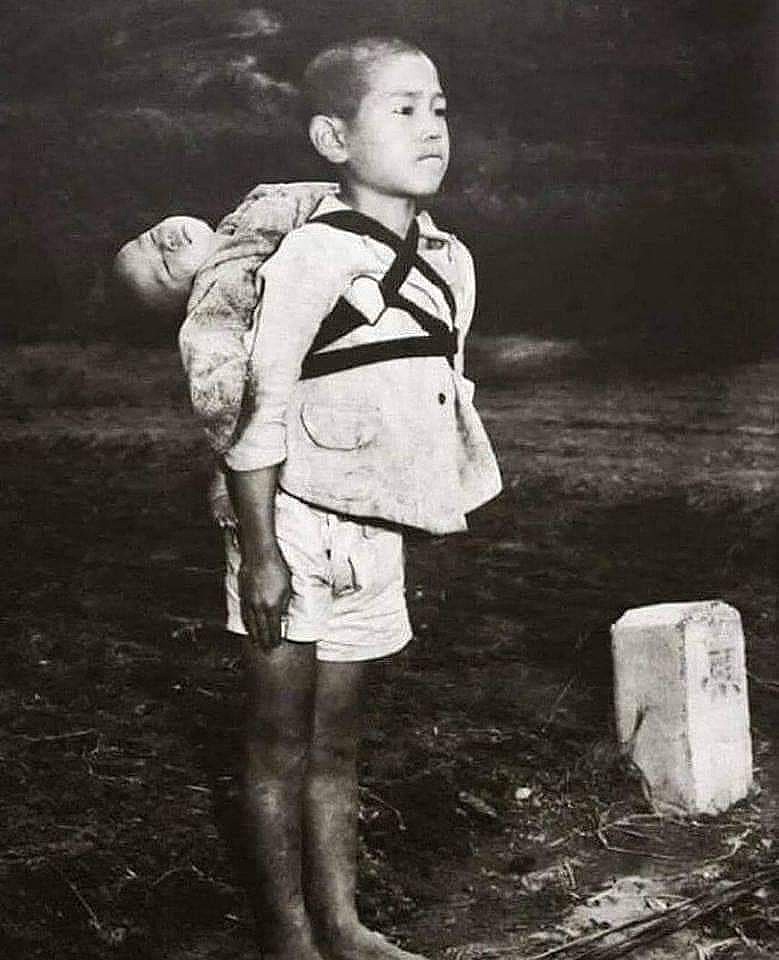 A história por trás da foto "Menino de Nagasaki",  que carregava seu irmão morto nas costas 