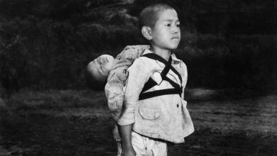 A história por trás da foto "Menino de Nagasaki", que carregava seu irmão morto nas costas