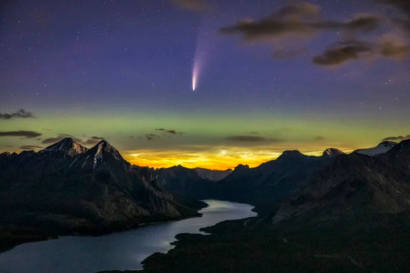 Fotógrafo captura na mesma imagem um cometa, a Aurora Boreal e a Via Láctea