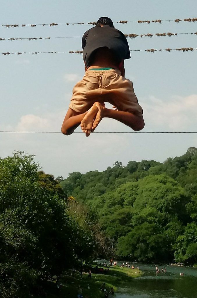 A imagem "Levitación", do fotógrafo Federico Maldonado, da cidade de San Miguel de Tucumán, na Argentina, foi eleita a Foto do Dia.