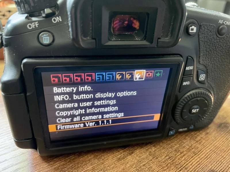 Como atualizar firmware da câmera fotográfica?