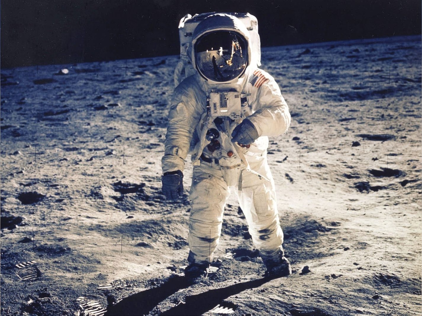 Foto original de Buzz Aldrin caminhando na lua durante a missão Apollo 11