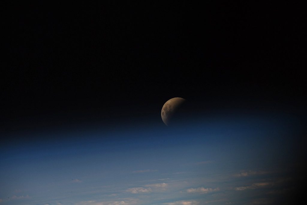 eclipse lunar da Estação Espacial Internacional