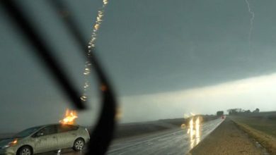 Carro de fotógrafo é atingido por raio durante tempestade