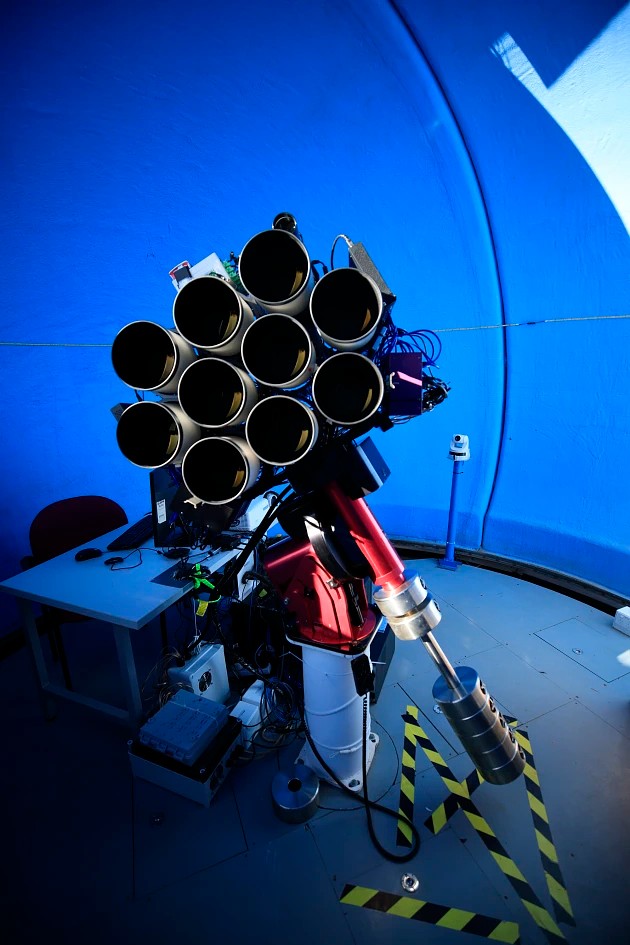 Telescópio é feito com 10 lentes Canon para fotografar galáxias