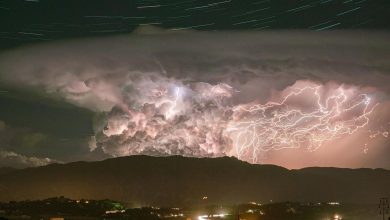 uma tempestade de raios e uma trilha de estrelas