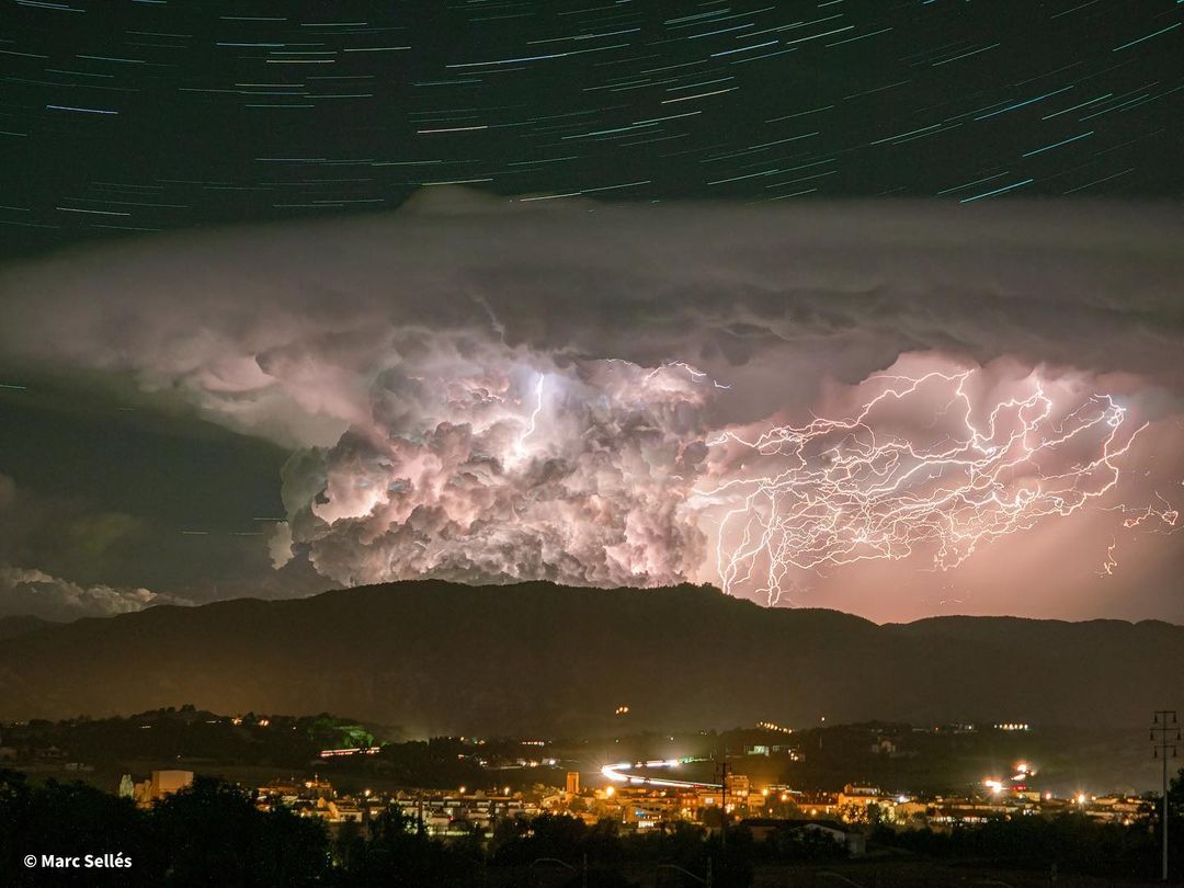 uma tempestade de raios e uma trilha de estrelas