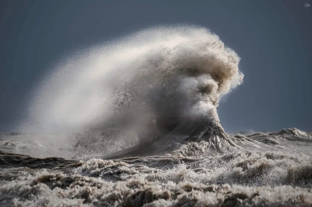 Fotógrafo captura o rosto de Poseidon, o Deus dos Mares