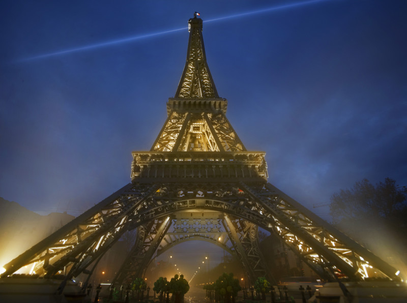 Torre Eiffel com 10 mil peças de Lego