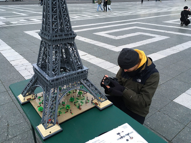 Torre Eiffel com 10 mil peças de Lego