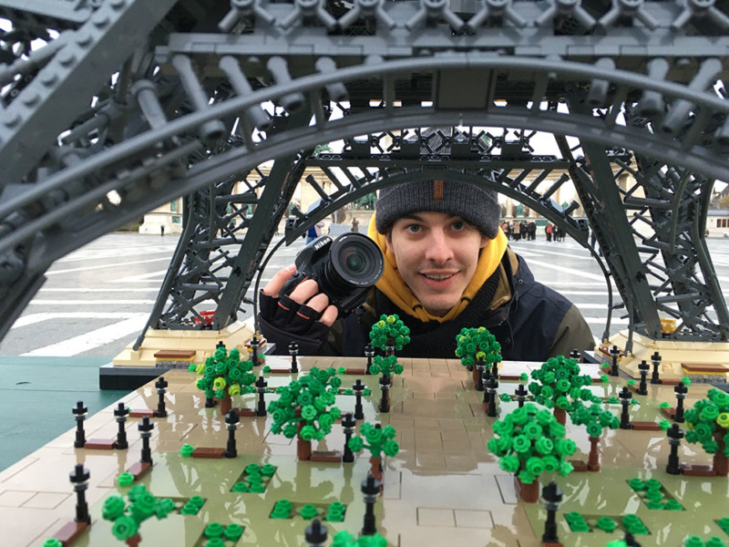 Torre Eiffel com 10 mil peças de Lego