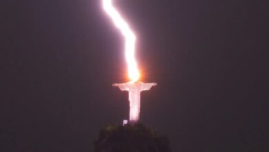 Fotógrafo captura raio atingindo a estátua do Cristo Redentor