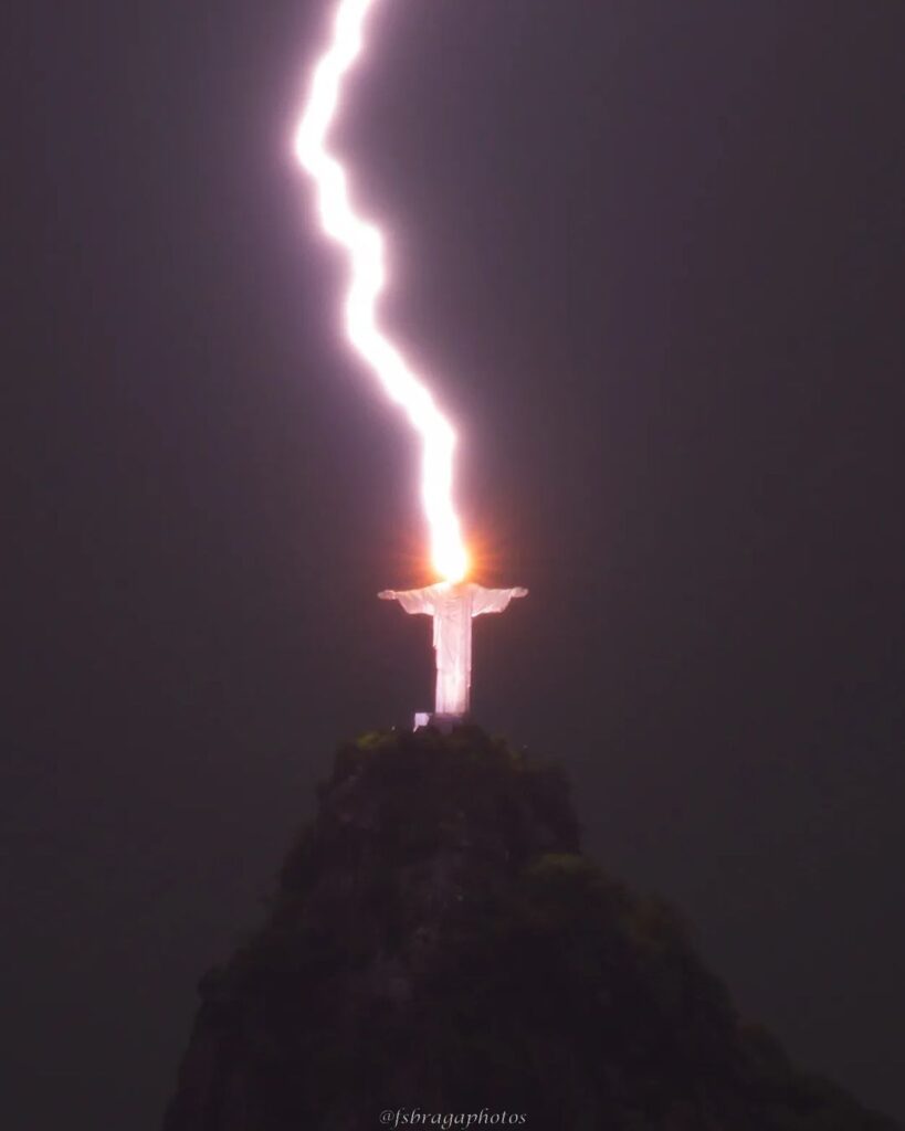 Fotógrafo captura raio atingindo a estátua do Cristo Redentor