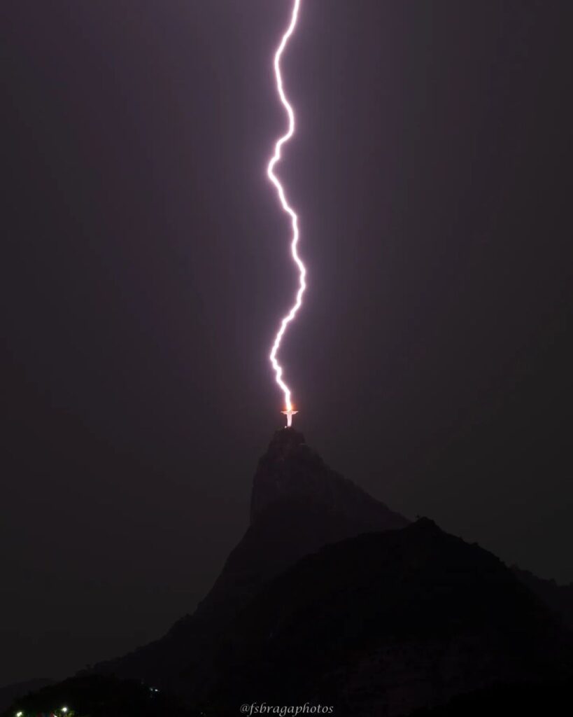 Fotógrafo captura raio atingindo a estátua do Cristo Redentor