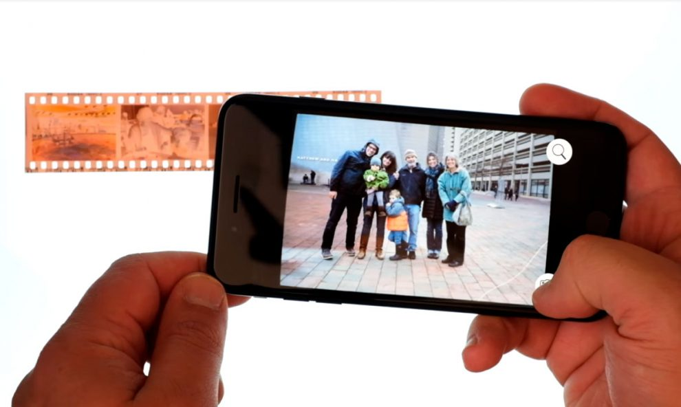 Como digitalizar negativos de fotos com o celular