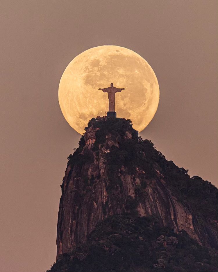 Como fotógrafo fez a foto perfeita do Cristo Redentor segurando a lua