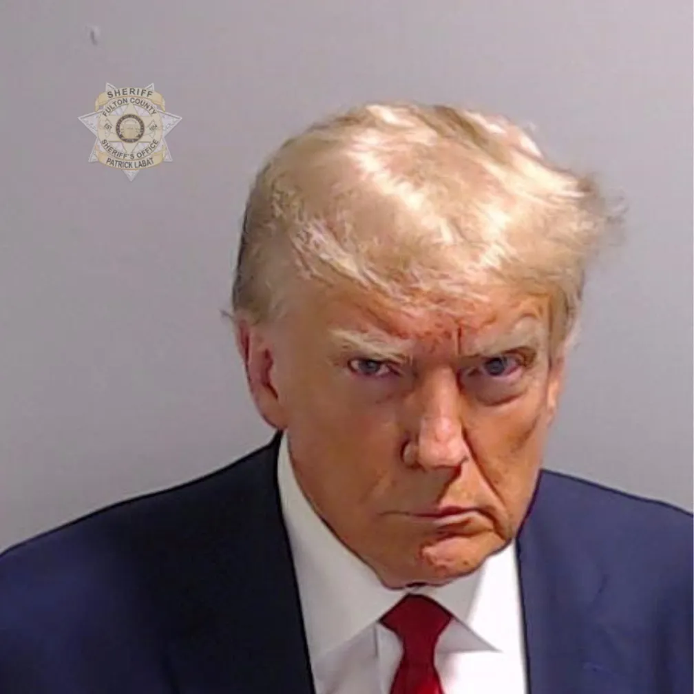 O que é mugshot? A fotografia símbolo de vergonha vira caso de sucesso com Donald Trump